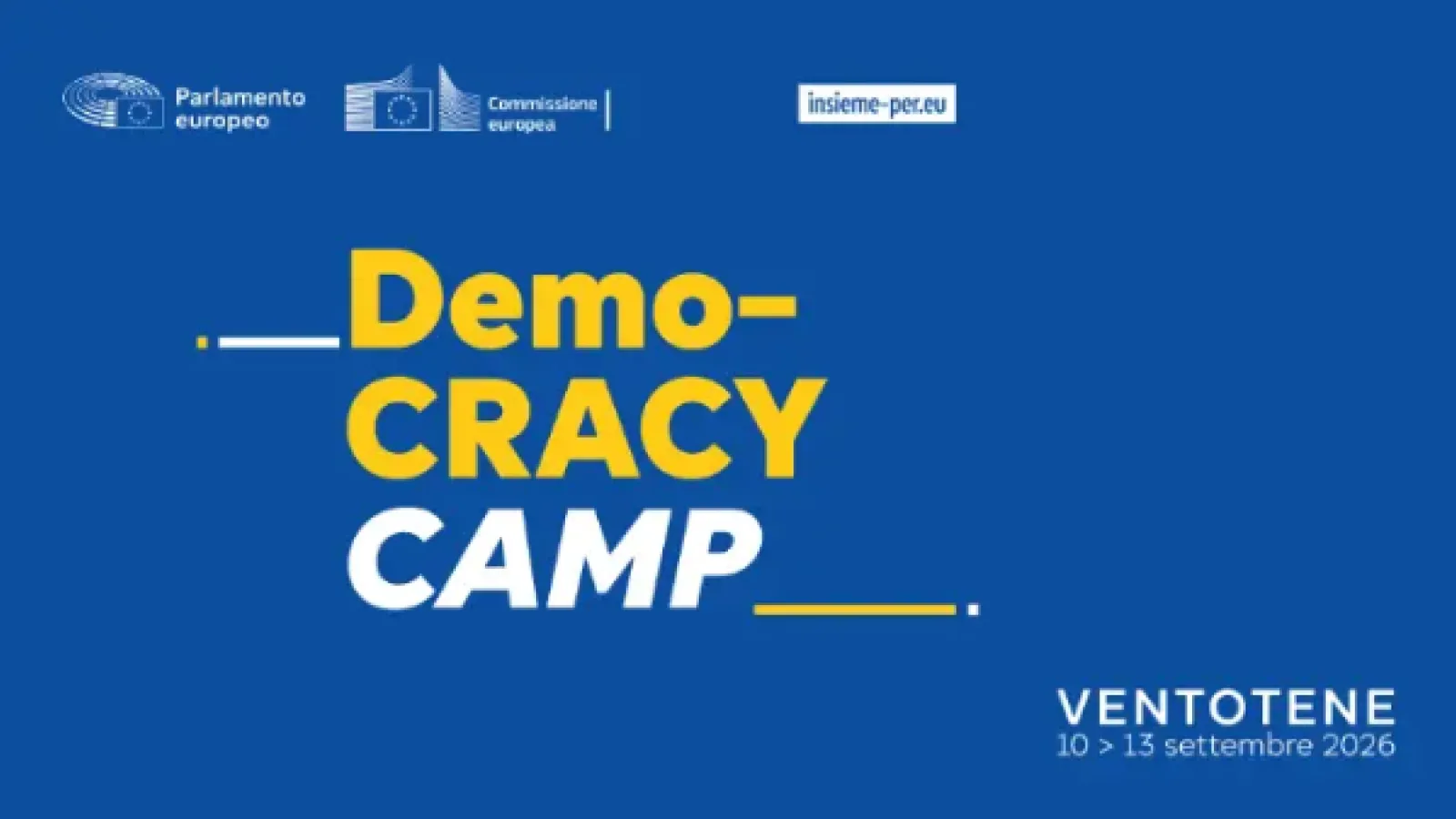 grafica dedicata all'iniziativa: sfondo blu con "Democracy Camp" in giallo e bianco