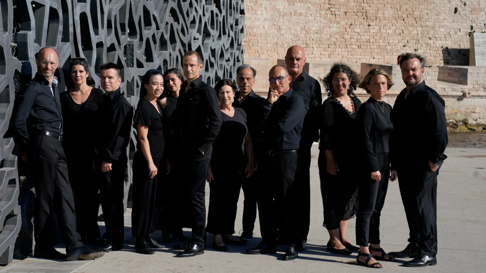  musicisti vestiti di nero in posa per la foto