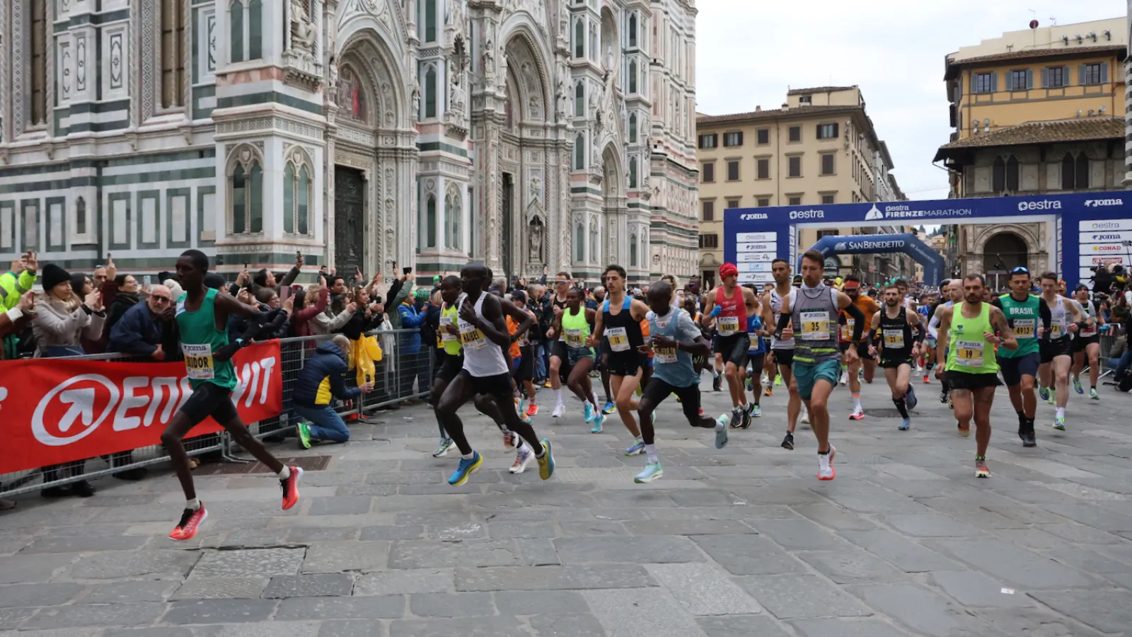 partecipanti di una maratona corrono nel centro di Firenze