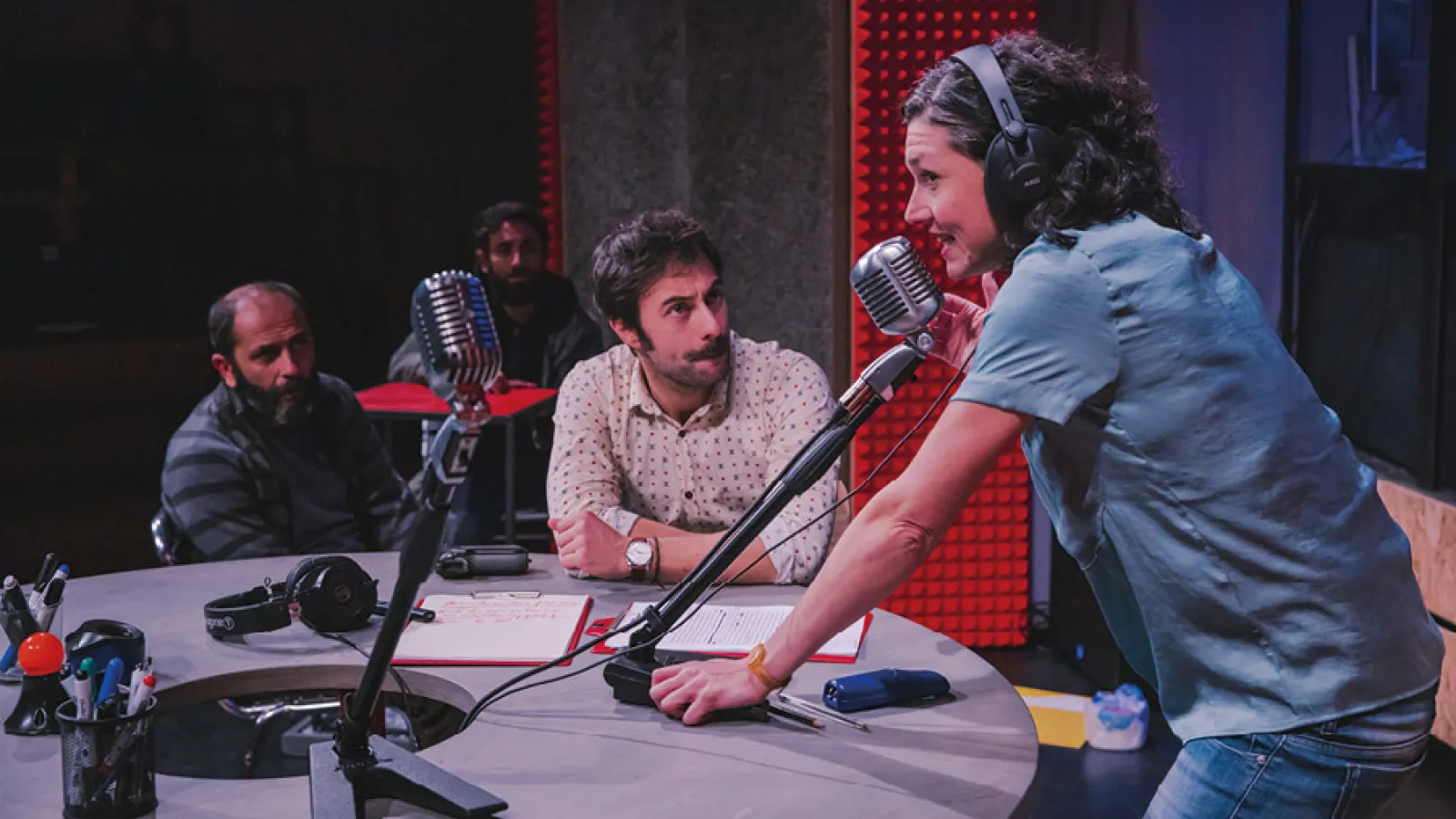 persone che parlano all'interno di uno studio radiofonico