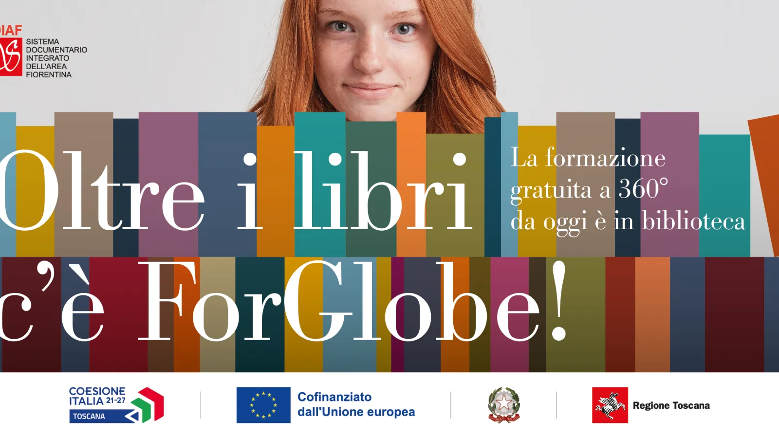 Progetto ForGlobe immagine di ragazza sorridente dietro libri stilizzati colorati con la scritta "Oltre i libri c'è ForGlobe!"