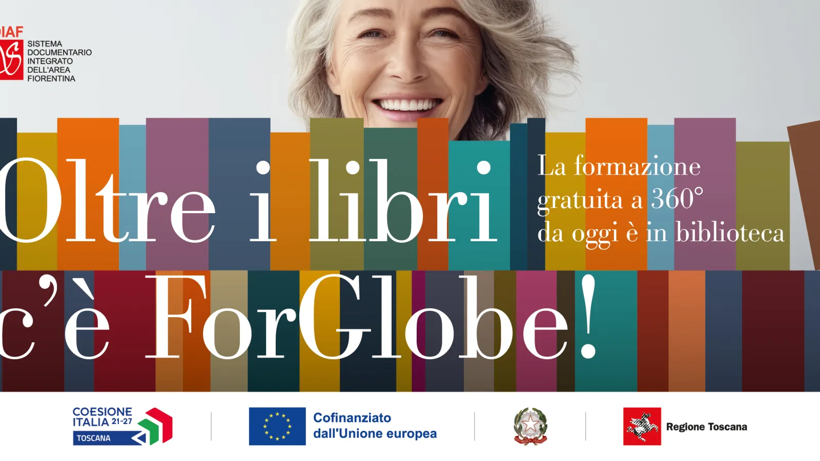 immagine di donna sorridente dietro libri stilizzati colorati con la scritta "Oltre i libri c'è ForGlobe!"