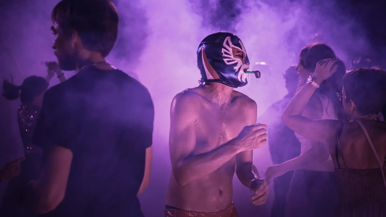 performance, persona con maschera