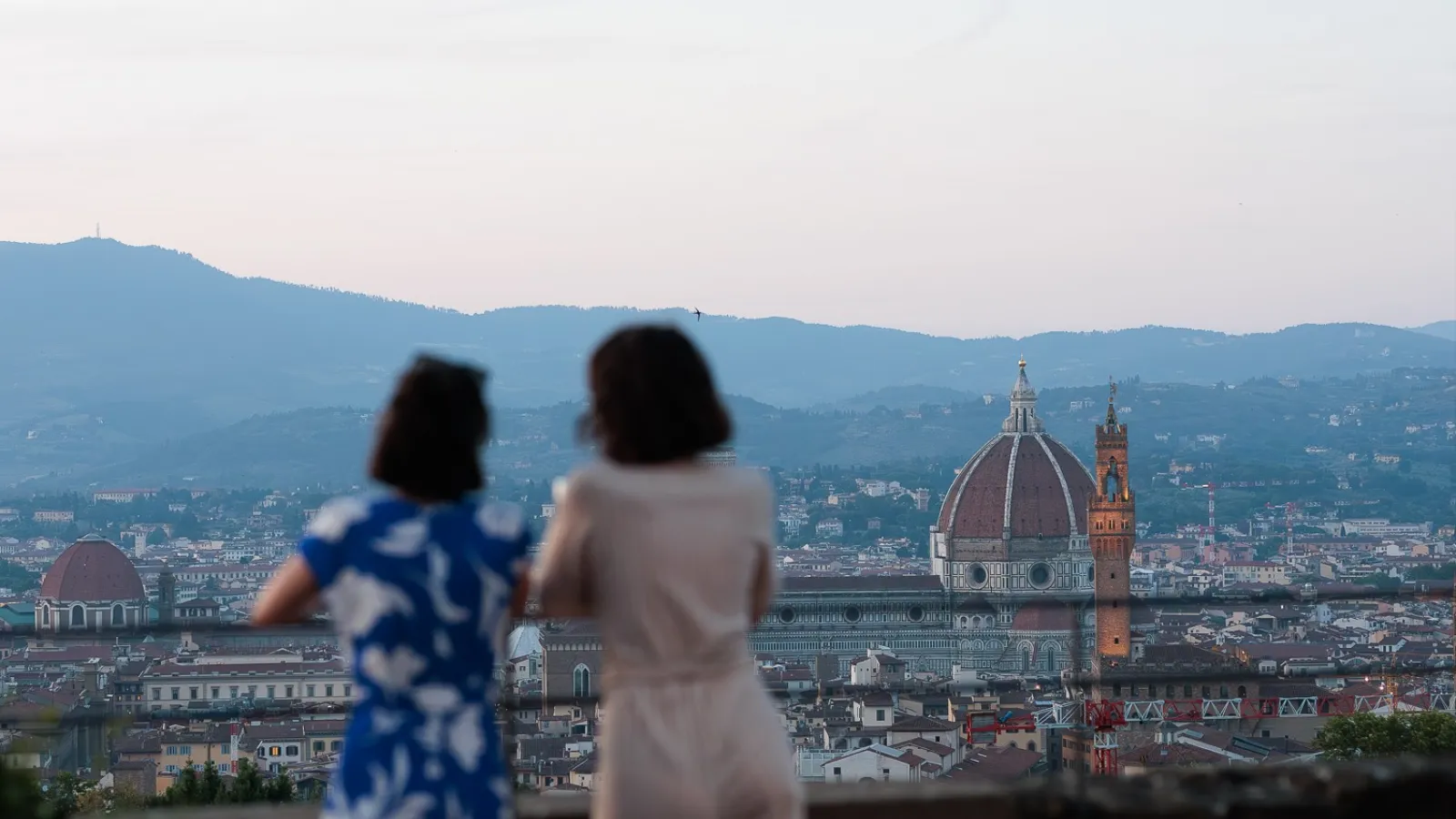 due donne di spalle che guardano Firenze dall'alto, il focus è sul Duomo
