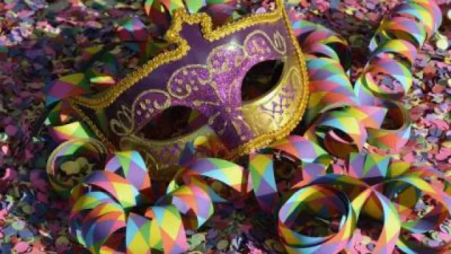 maschera carnevale con coriandoli e stelle filanti