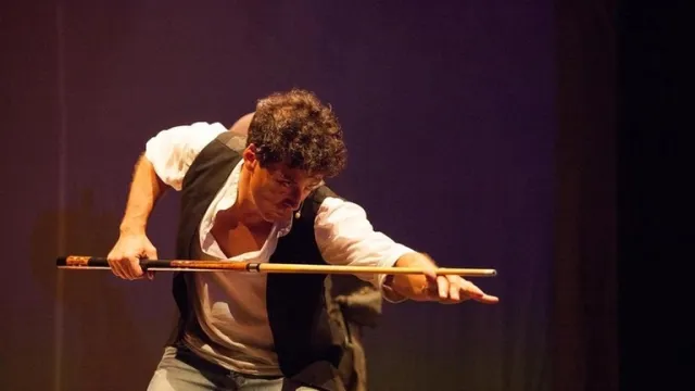 uomo con stecca da biliardo, tratta da uno spettacolo teatrale