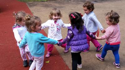 bambini che fanno girotondo