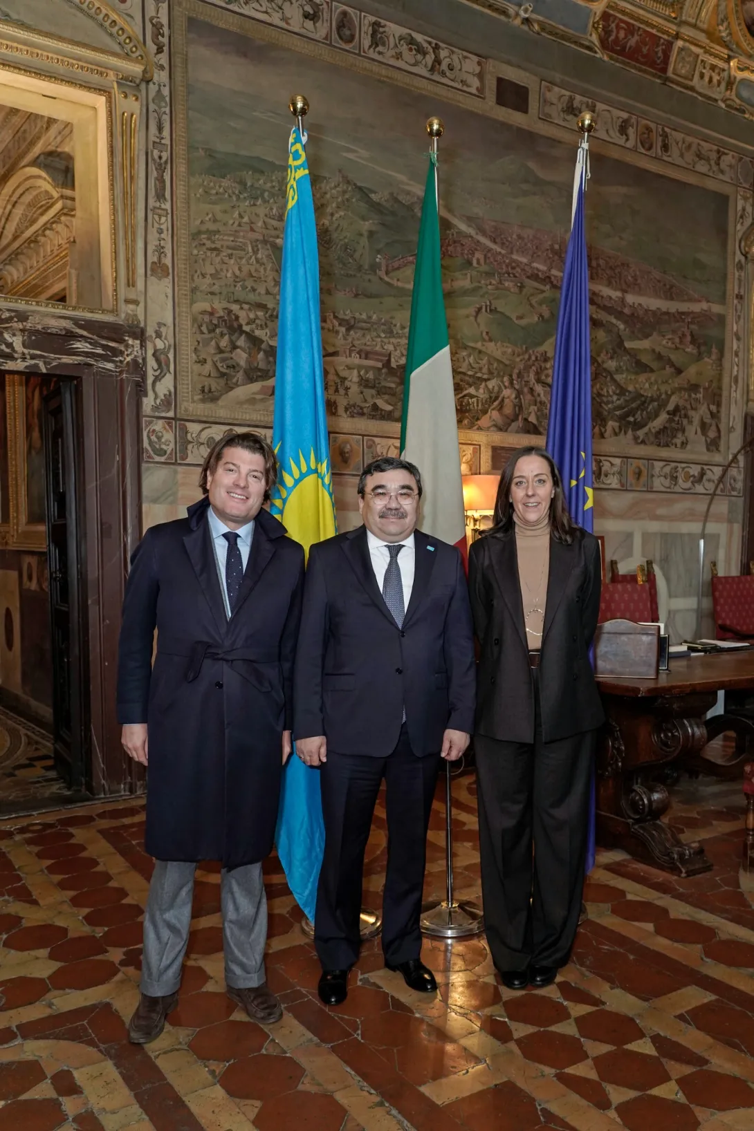 La sindaca Funaro con l'ambasciatore del Kazakistan e il console onorario a Firenze