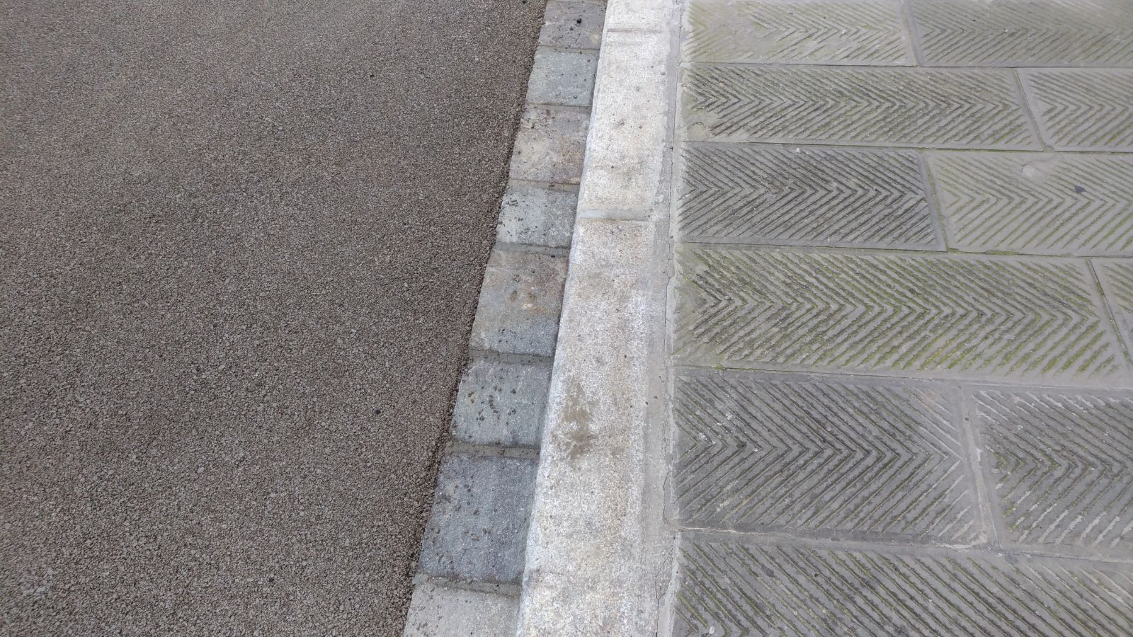 La pavimentazione di via Micheli