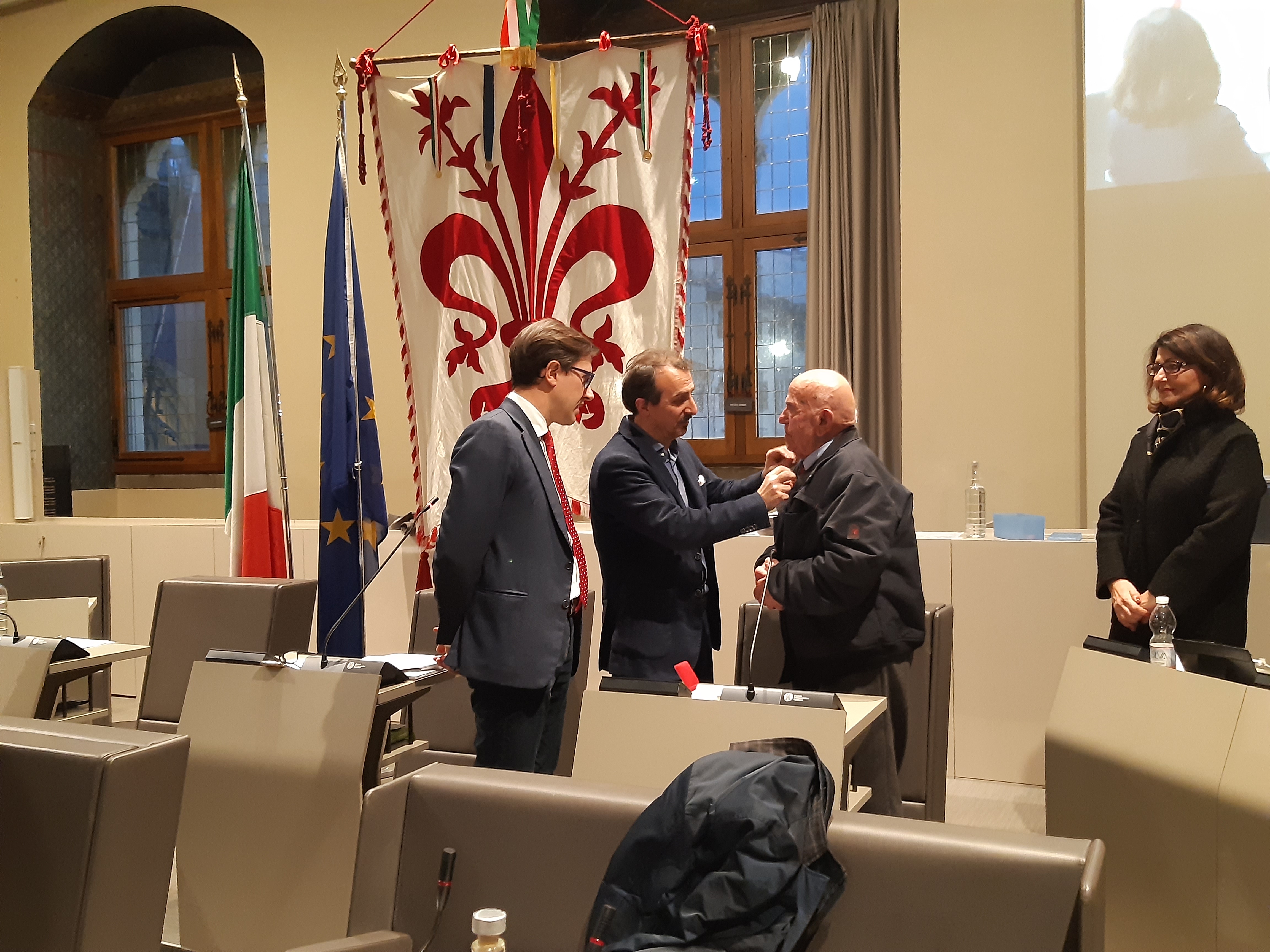 Consegna spilla col Giglio a Ugo Brilli Consegna spilla col Giglio a Ugo Brilli