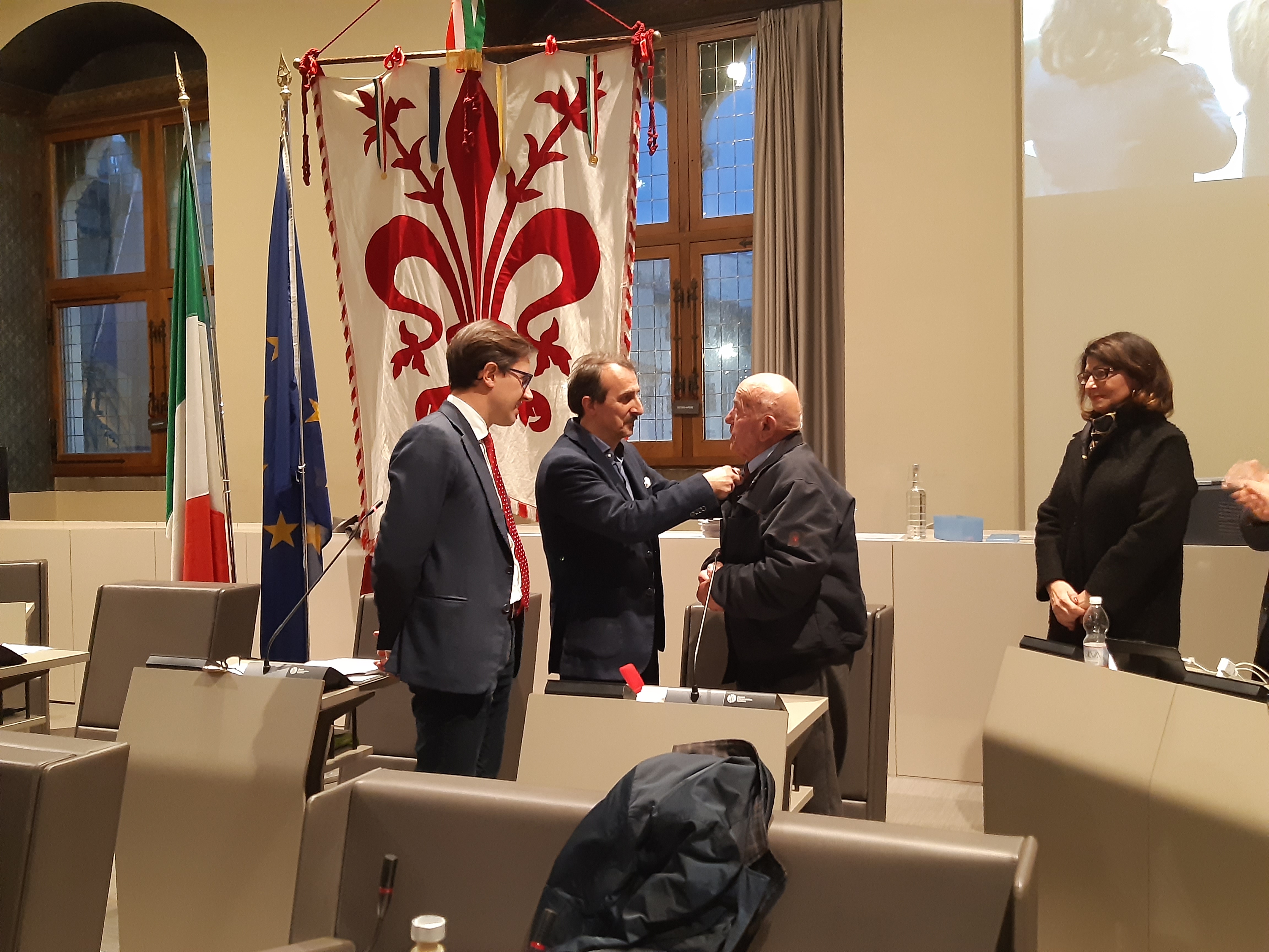 Consegna spilla col Giglio a Ugo Brilli Consegna spilla col Giglio a Ugo Brilli