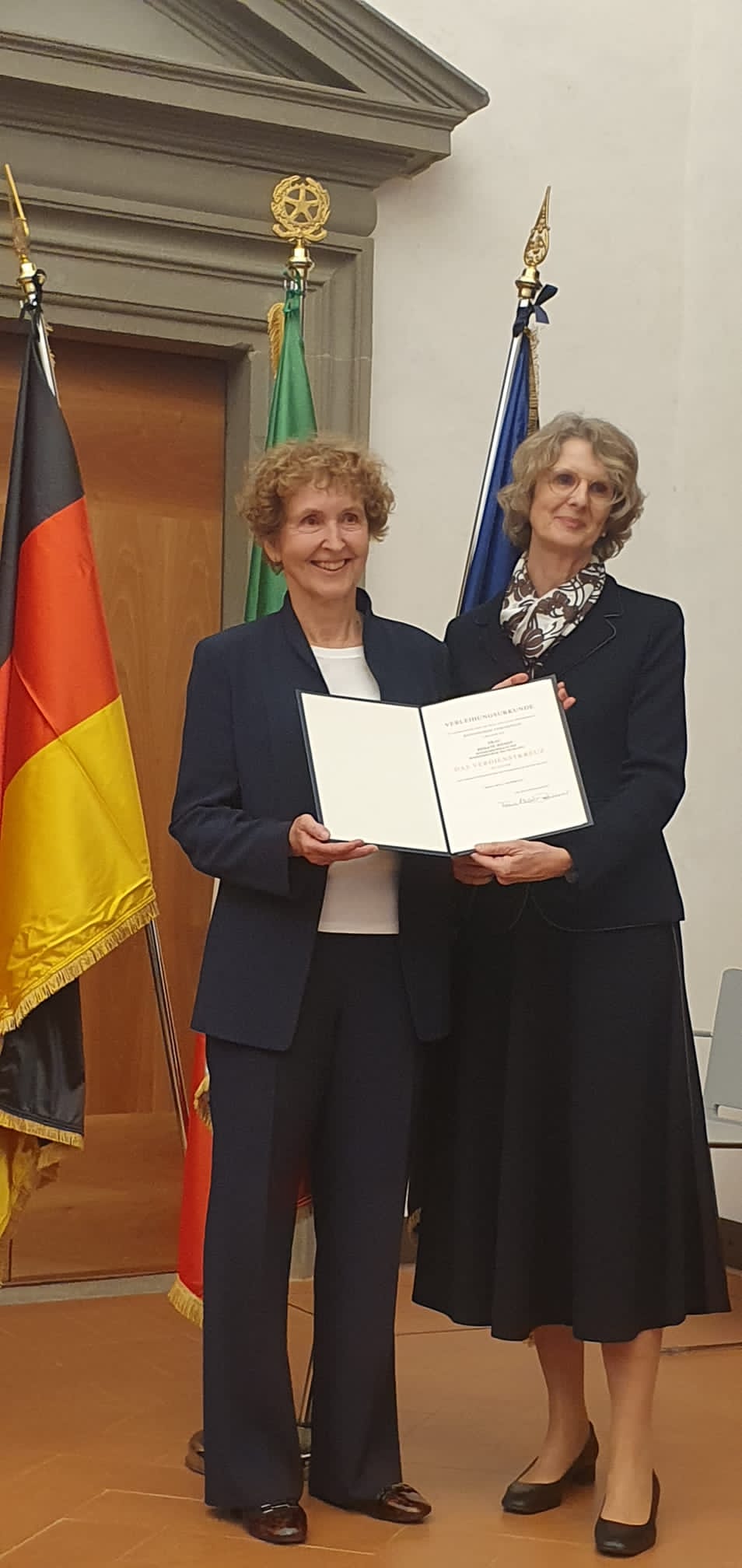 Cerimonia del Cavalierato dell’Ordine al Merito della Repubblica Federale di Germania al Console Onorario della Repubblica Federale di Germania a Firenze, Renate Wendt Cerimonia del Cavalierato dell’Ordine al Merito della Repubblica Federale di Germania al Console Onorario della Repubblica Federale di Germania a Firenze, Renate Wendt