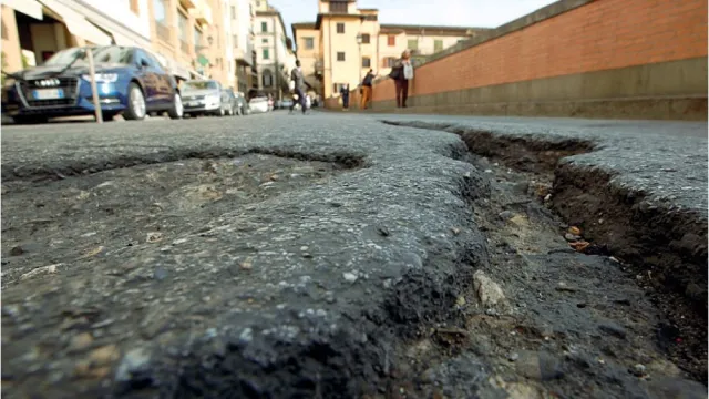 immagine di una buca su un lungarno