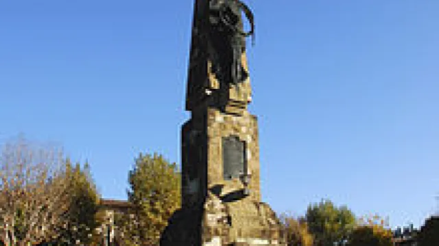 Monumento ai caduti in piazza Acciaiuoli