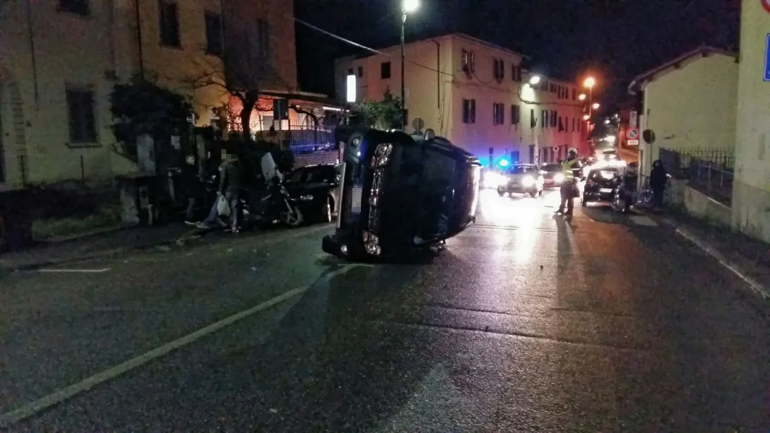 auto ribaltata volterrana.jpeg auto ribaltata volterrana.jpeg