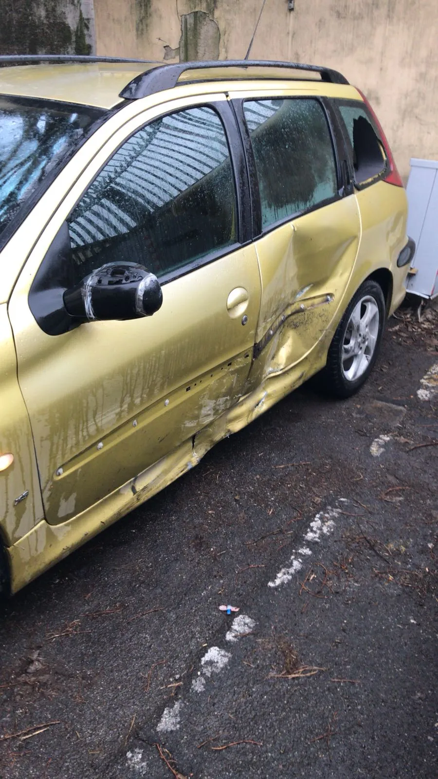Auto fermata dopo l'incidente incidente mariti 2.jpeg
