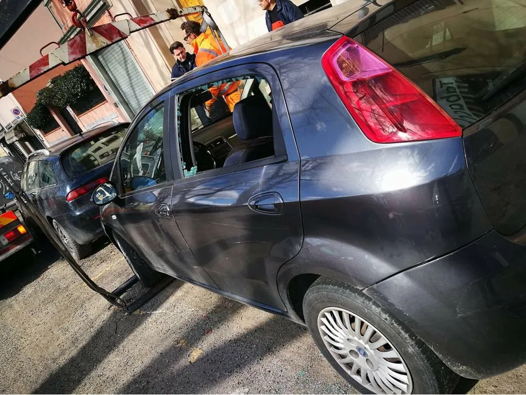Auto multata e rimossa in via Benedetto Marcello auto b.marcello 1.jpeg