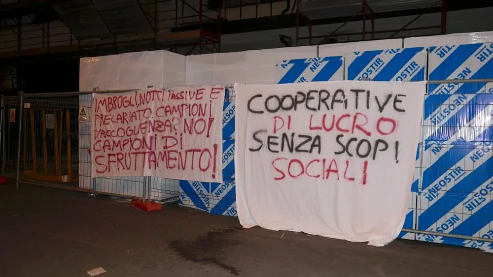 thumbnail_protesta cooperativa accoglienza-2.jpg