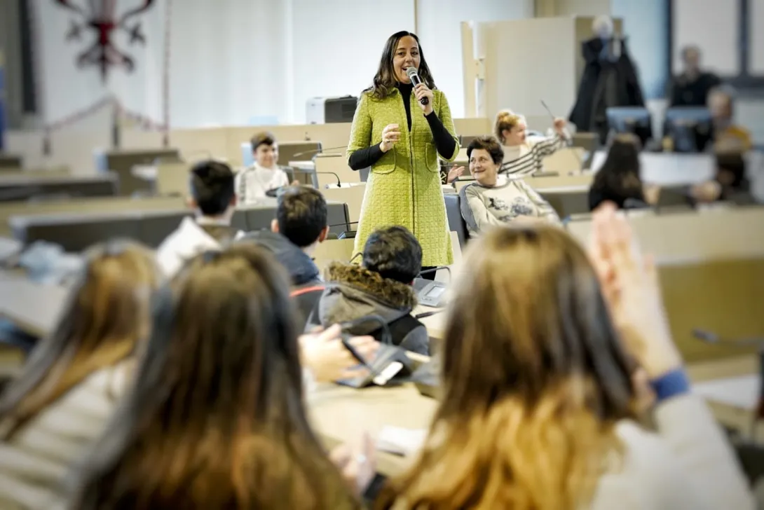 Assessore Funaro con i ragazzi in Consiglio comunale Assessore Funaro con i ragazzi in Consiglio comunale