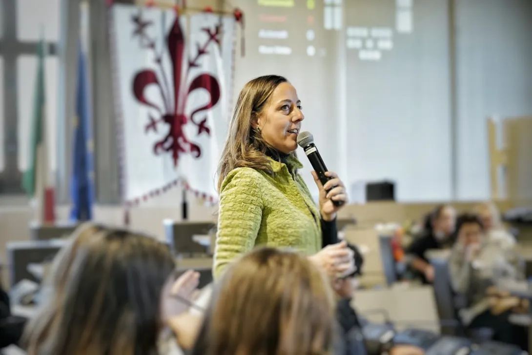 Assessore Funaro con i ragazzi in Consiglio comunale Assessore Funaro con i ragazzi in Consiglio comunale