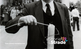 Peter Benenson che accende la candela di Amnesty