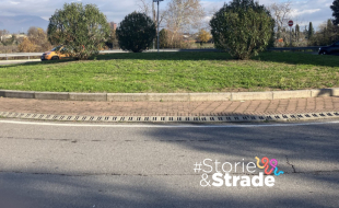 la piazza con area verde e alberi