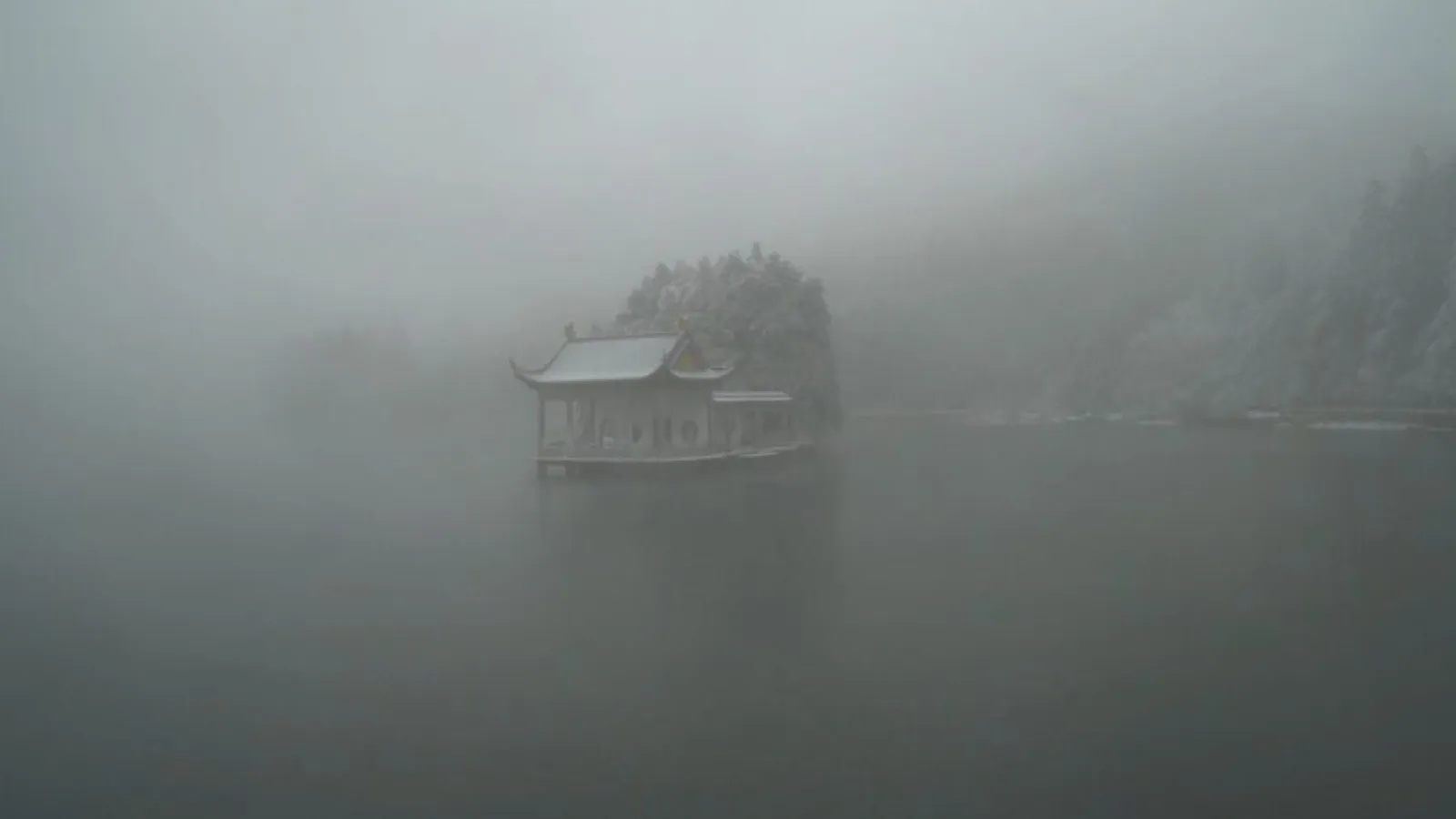 Foto di Che Jianquan foto di una casa in stile asiatico in mezzo alla nebbia