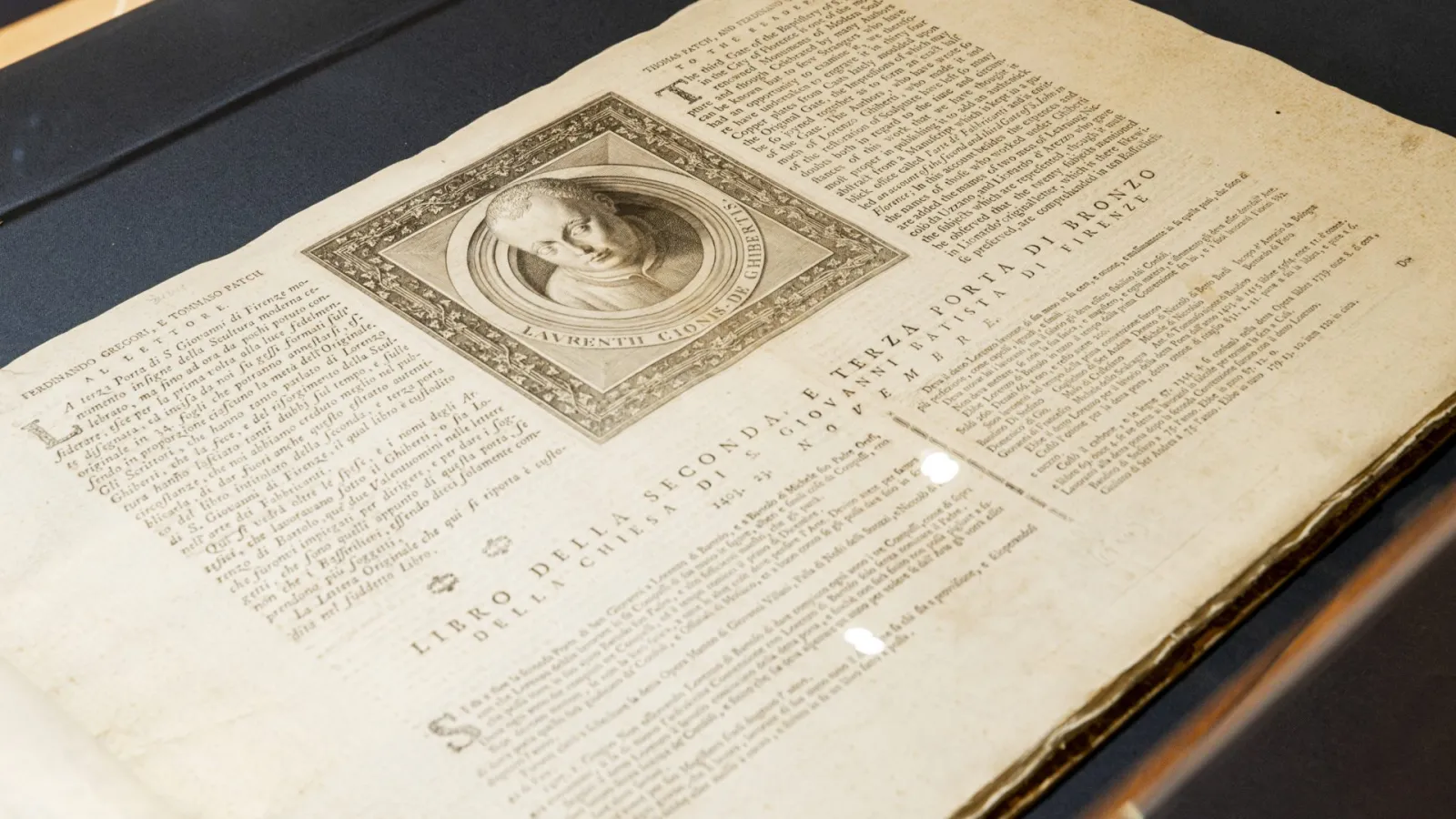 pagina di un libro antico sulla porta di bronzo della chiesa di San Giovanni Battista di Firenze