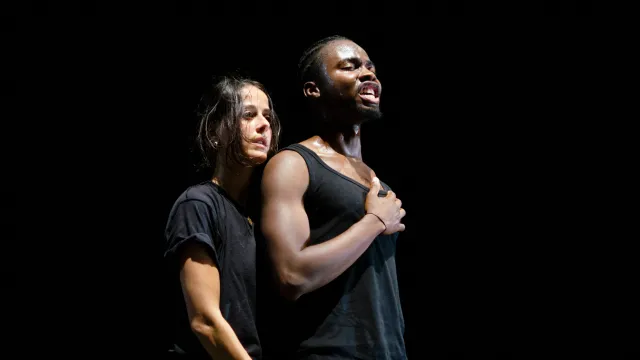 persone su sfondo nero, guardano verso destra