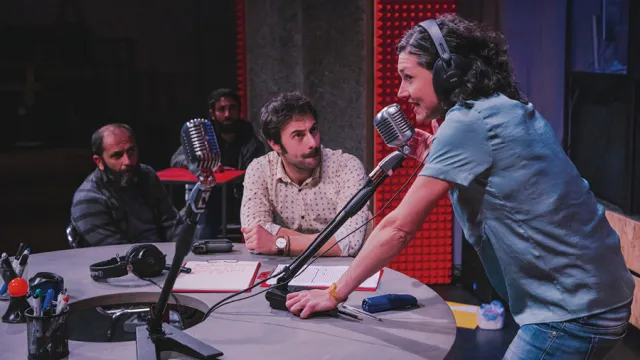 persone che parlano all'interno di uno studio radiofonico