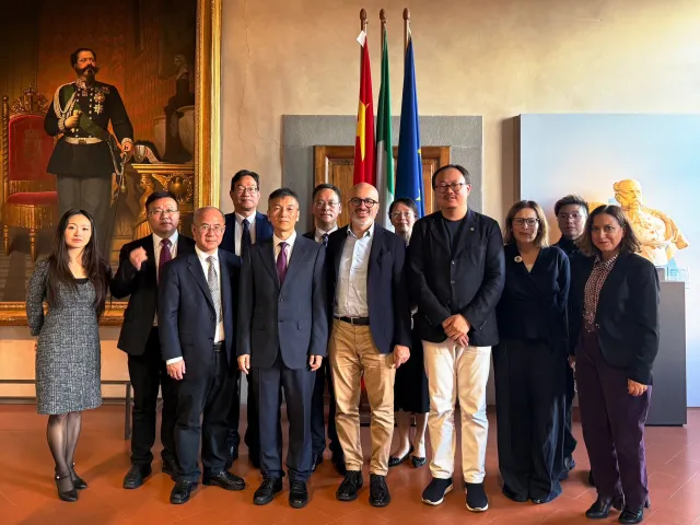 Delegazione in piedi