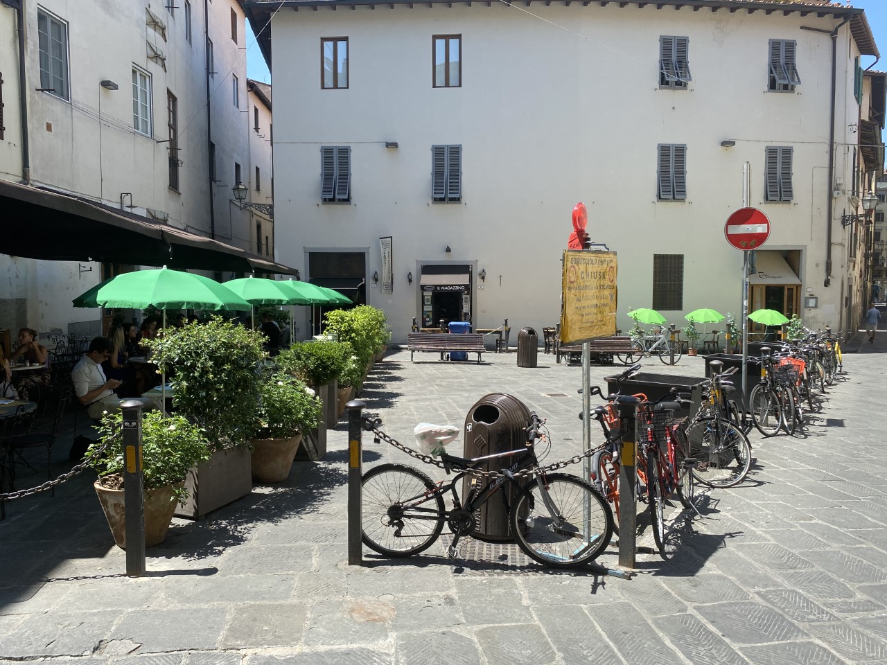 Tavolini esterni con ombrellone Tavolini esterni con ombrellone