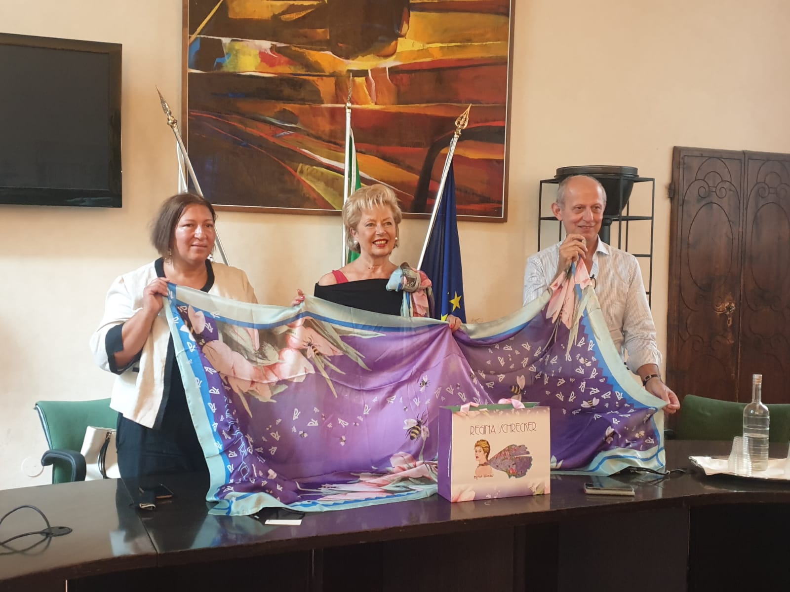 Foulard d'autore per le strutture ospedaliere che hanno lavorato sul fronte Covid-19 Foulard d'autore per le strutture ospedaliere che hanno lavorato sul fronte Covid-19