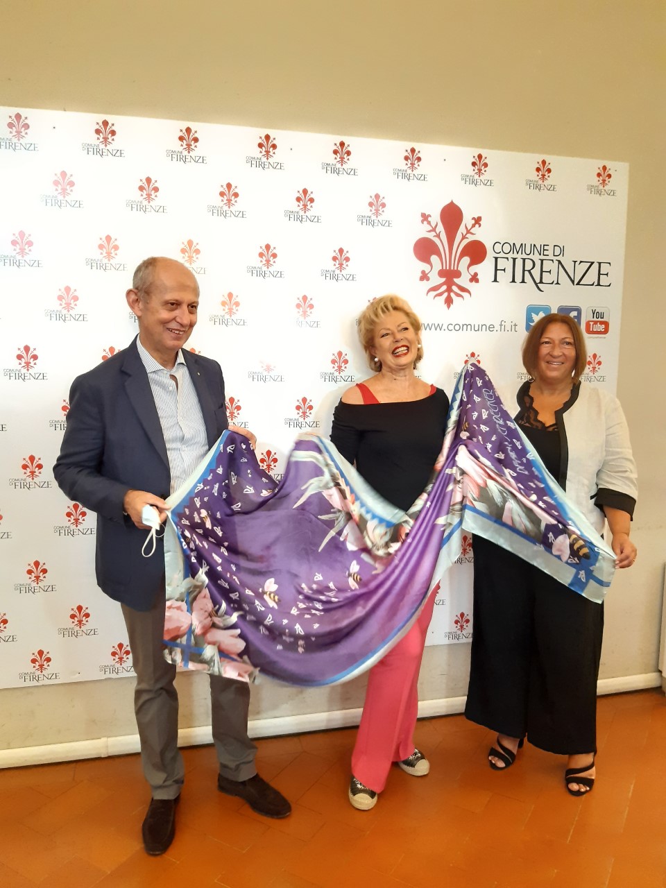 Foulard d'autore per le strutture ospedaliere che hanno lavorato sul fronte Covid-19 Foulard d'autore per le strutture ospedaliere che hanno lavorato sul fronte Covid-19