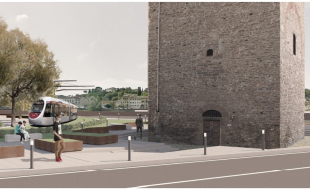 dettaglio della linea con convoglio che costeggia la Torre della Zecca