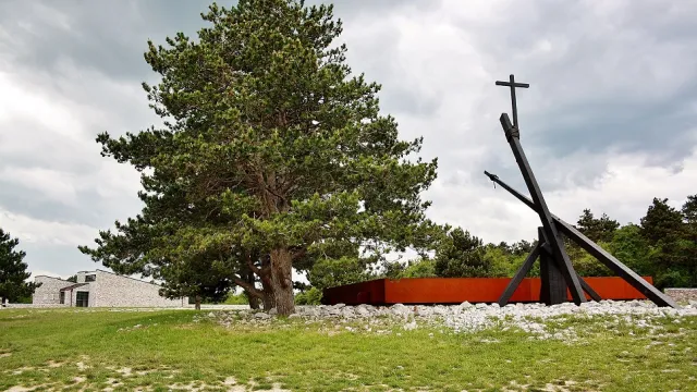 Foiba Basovizza.jpg