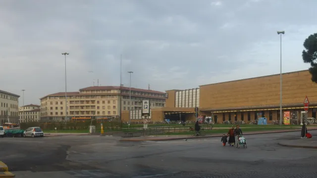 Piazza_della_stazione_fi.JPG