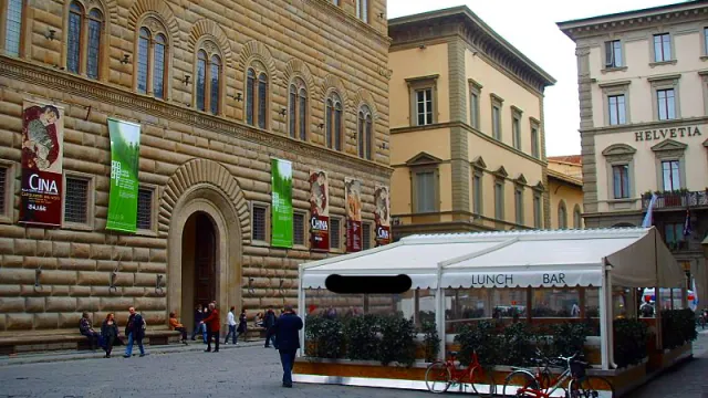 veduta di piazza strozzi