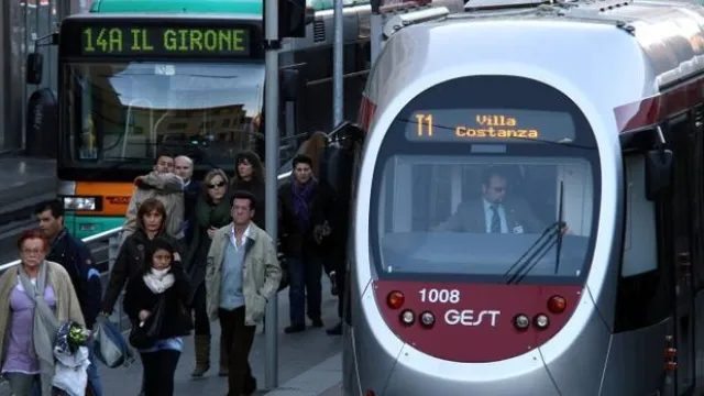 foto di tramvia e bus