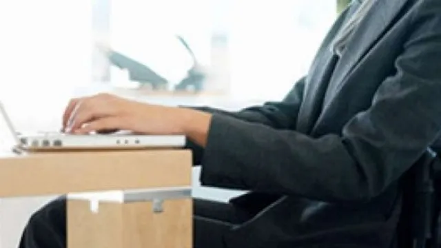 foto di disabile al computer