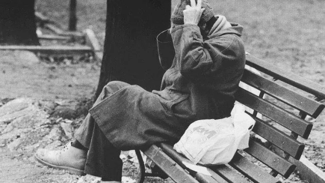 Uomo senza fissa domora su una panchina