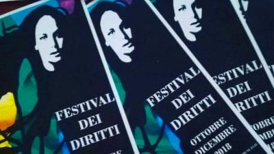 Immagine di donna che promuove il festival 