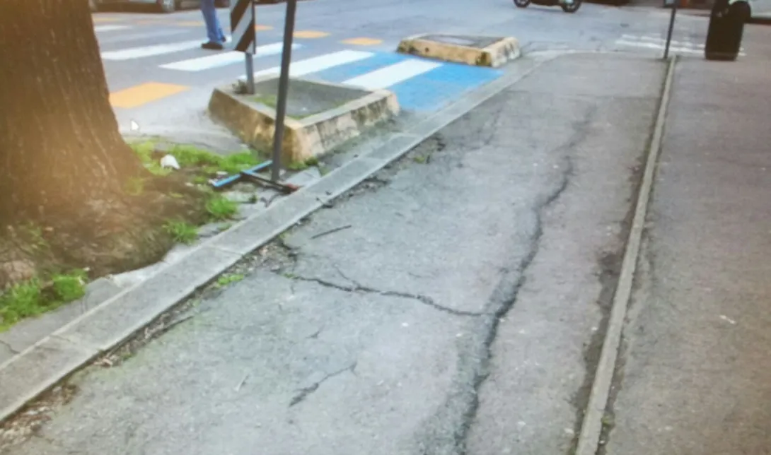 Il marciapiede prima del ripristino maic3.jpeg