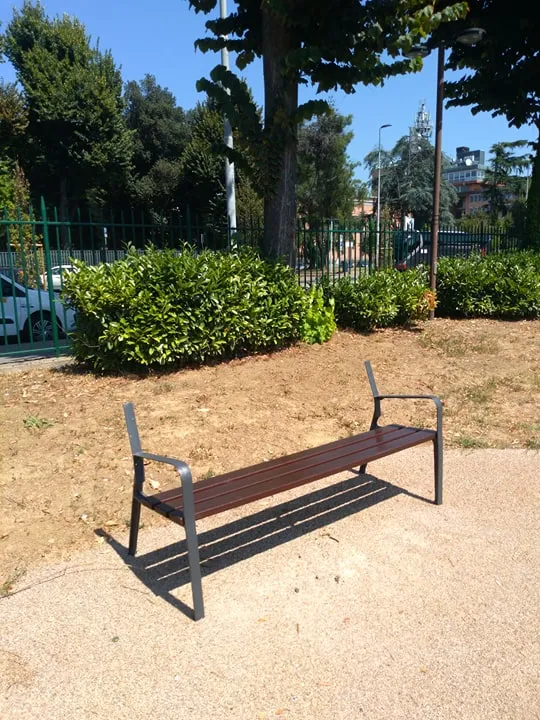 Panchina vandalizzata