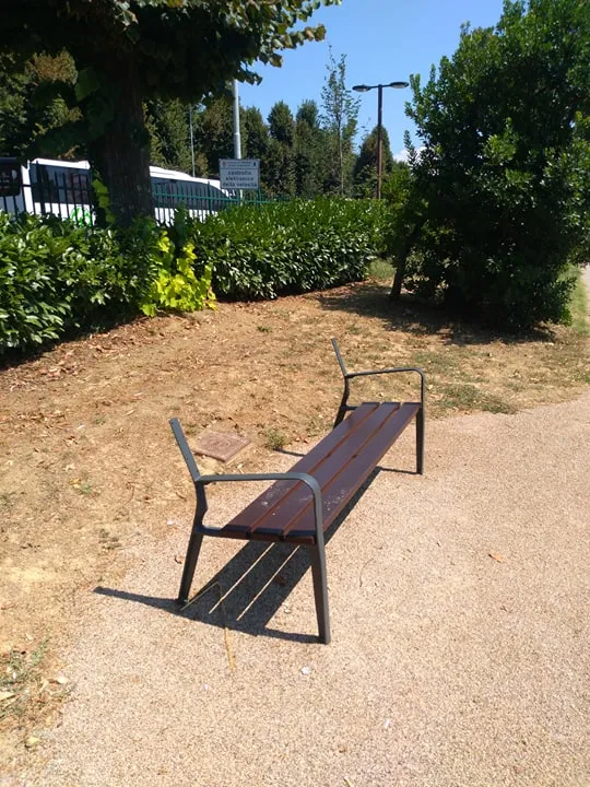Panchina vandalizzata