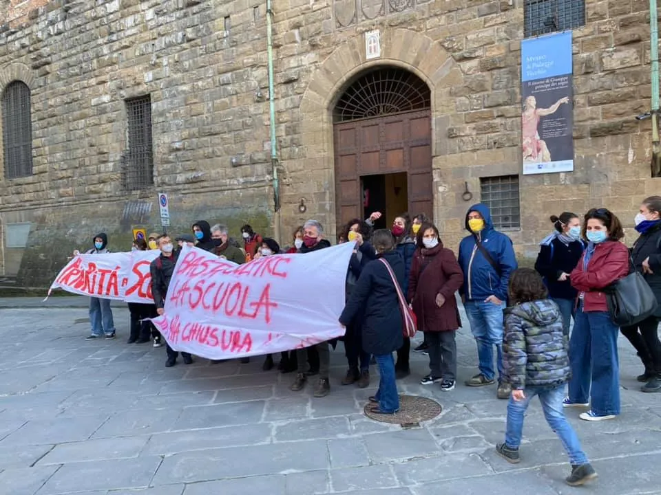 priorità alla scuola.jpg