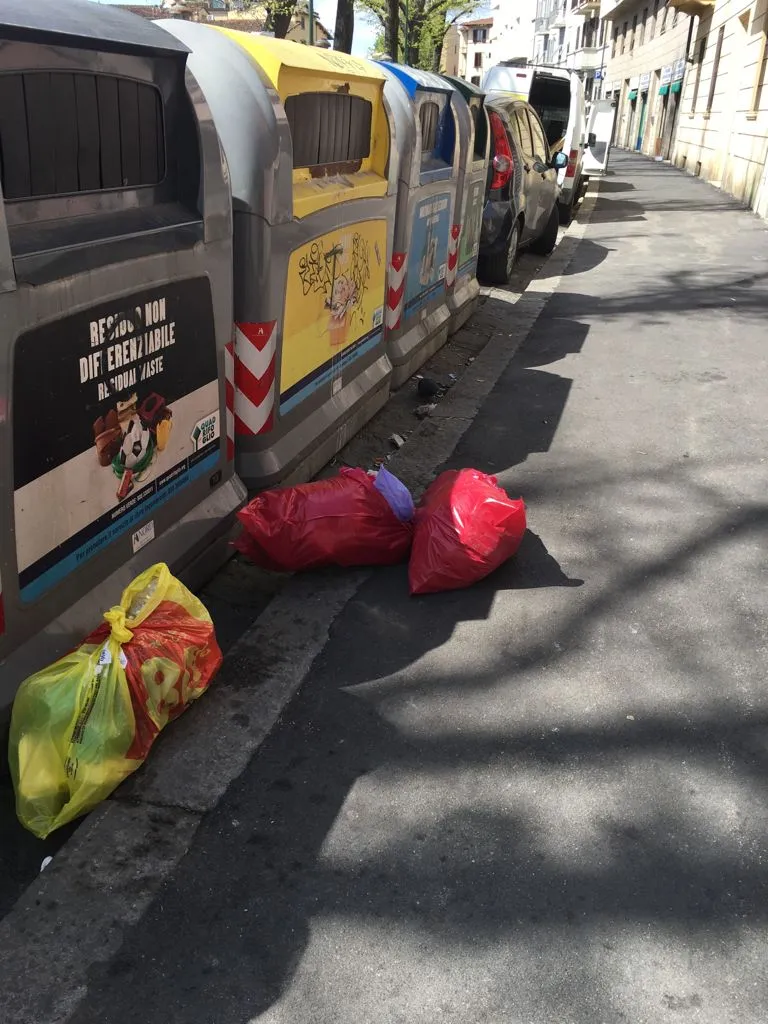 Sacchi rossi in via Benedetto Marcello
