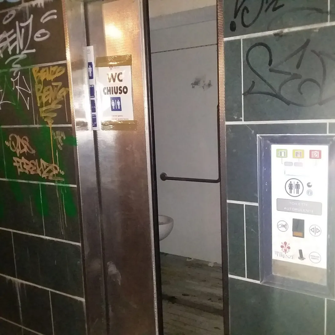 Bagno in piazza Indipendenza