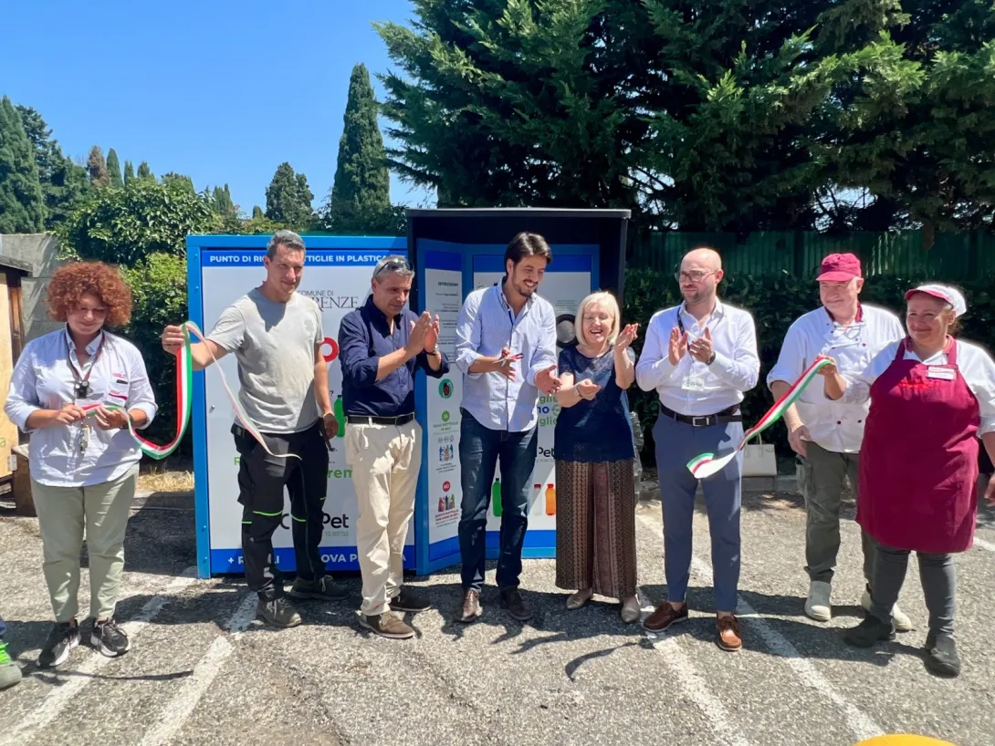 Ecocompattatore per il recupero e il riciclo delle bottiglie di plastica Ecocompattatore per il recupero e il riciclo delle bottiglie di plastica