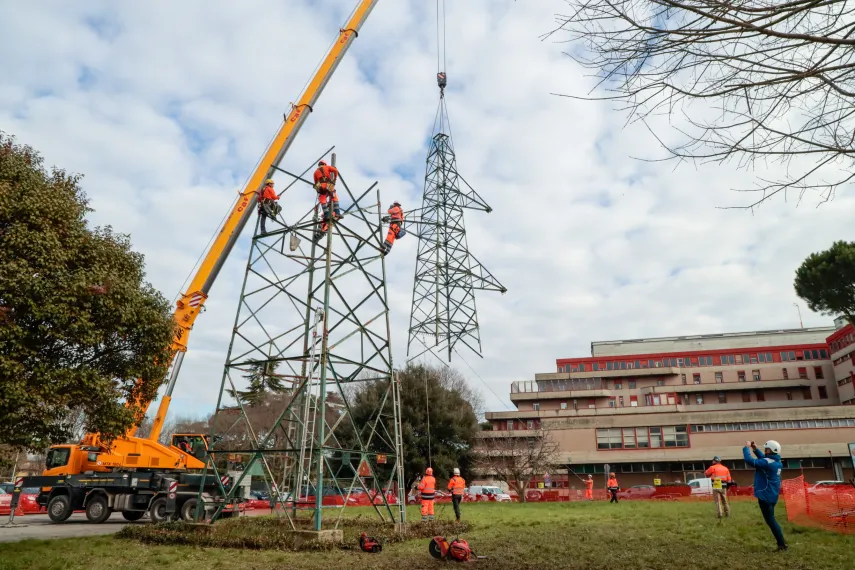 Lo smontaggio con la gru